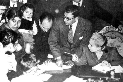 Eva Perón en su despacho de la Legislatura porteña, presidiendo la fundación de ayuda social