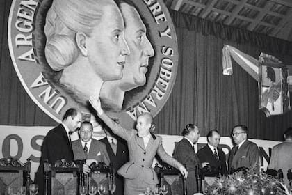 Eva Perón en un acto por el día de la minería; detrás suyo se encuentra Ramón Cereijo, ministro de Hacienda del primer gobierno de Juan Domingo Perón y administrador de la Fundación Eva Perón