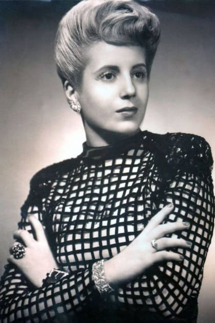 Eva Perón luce uno de los diseños realizados por Paco Jamandreu
