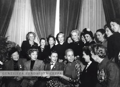 Eva Perón recibe el saludo de un grupo de actrices con motivo de su cumpleaños, en mayo de 1951. Entre ellas, Tita Merello, Iris Marga, Lola Membrives y Sabina Olmos.