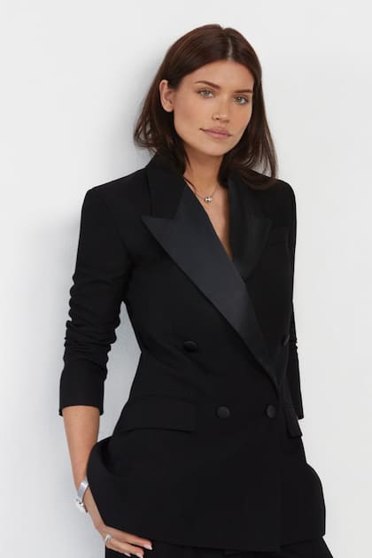 Eva posa con un smoking de Stella McCartney.