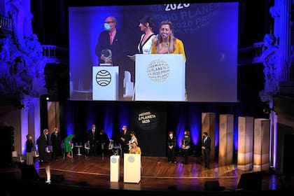 Barbijos, distancia y videos: los reyes de la gala del Premio Planeta en plena pandemia