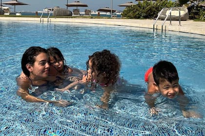 Eva se suma a la foto, muy mimosa junto a su mamá y sus hermanos.