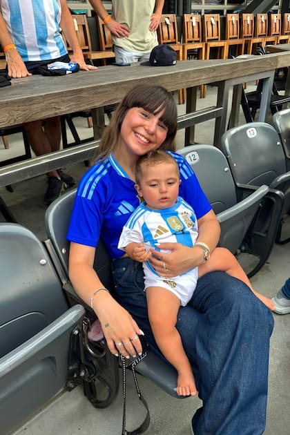 Eva y el pequeño Enzo alentando a la Selección en el MetLife Stadium de Nueva Jersey.