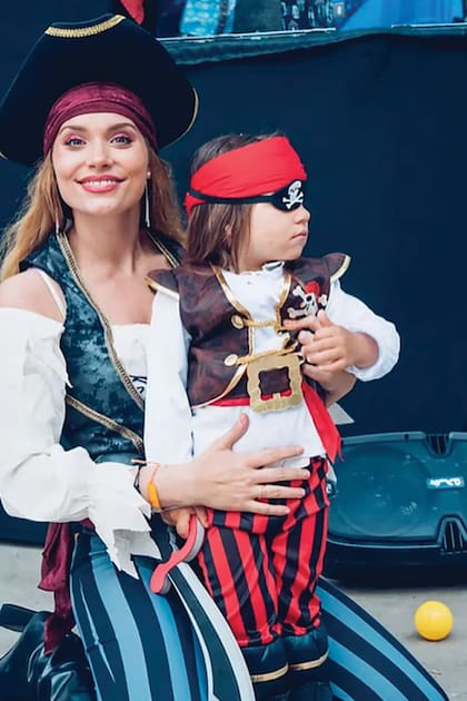 Eva y su pareja Eduardo Cruz son celosos de la intimidad de su hijo y evitan mostrarlo en sus redes sociales, aunque hay algunas excepciones. Aquí, en abril de 2022, aprovechó el disfraz para publicar una foto donde no se le llega a ver bien la cara.