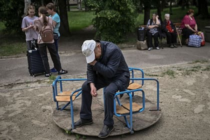 Evacuaciones en la ciudad de Sloviansk, en el este de Ucrania. (Photo by ARIS MESSINIS / AFP)