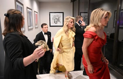 Evacuados de la Cena de Corresponsales de la Casa Blnaca, en Washington.