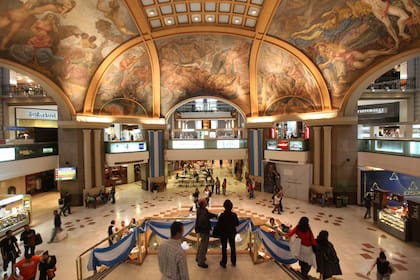 Los murales de la cúpula central de Galerías Pacífico fueron realizados por Antonio Berni, Lino Spilimbergo, Juan Carlos Castagnino, Demetrio Urruchúa y Manuel Colmeiro.