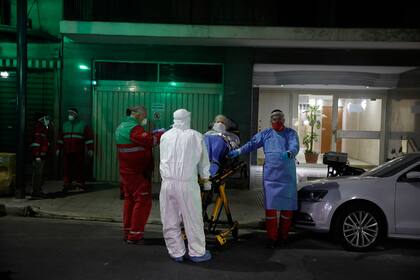 Evacúan un geriátrico en Recoleta con 37 casos de Covid-19