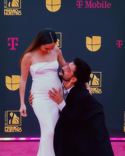 Evaluna Montaner y Camilo juntos en la alfombra rosada de los Premios Lo Nuestro 2024
