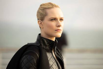 Dolores (Evan Rachel Wood) se encuentra fascinada con el concepto de libre albedrío de los humanos, aunque también comprende poco a poco que hay bucles o rutinas que rigen sus vidas