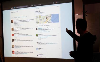 Evan Williams, cofundador de Twitter, presenta el rediseño del sitio web en 2010. La compañía cotiza en el mercado bursátil y recibe diversas críticas por su desempeño como plataforma