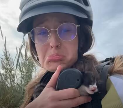 Evan y su semblante de tristeza al ver a los tres gatos abandonados