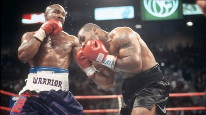 Evander Holyfield y Mike Tyson protagonizaron una icónica pelea 