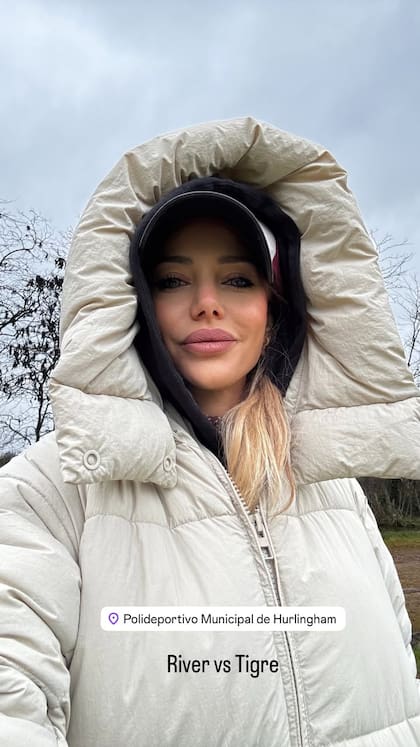Evanelina Anderson con un look invernal durante el partido que ofició su hijo Bastian bajo la camiseta de River Plate