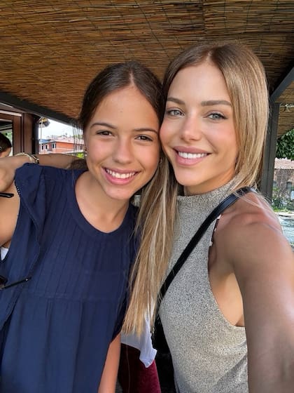 Evangelina Anderson con su hija en Italia