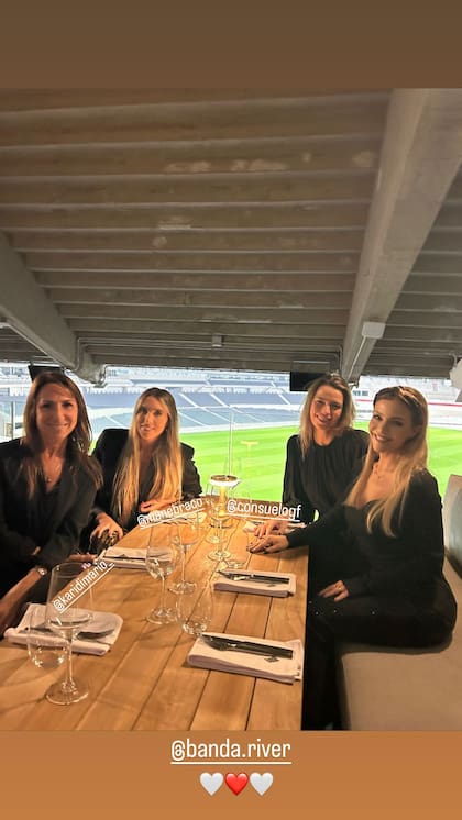 Evangelina Anderson disfrutando de la gastronomía de Banda, el nuevo restaurante ubicado en el estadio Monumental de River Plate