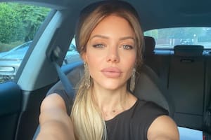 Evangelina Anderson está en Buenos Aires y encendió las redes con su bikini color tierra en la pileta de su casa