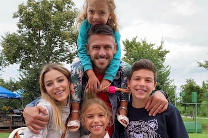 Evangelina Anderson junto a su marido  Martín Demichelis y sus tres hijos: Bastián, Lola y Emma (Crédito: Instagram/@EvangelinaAnderson)