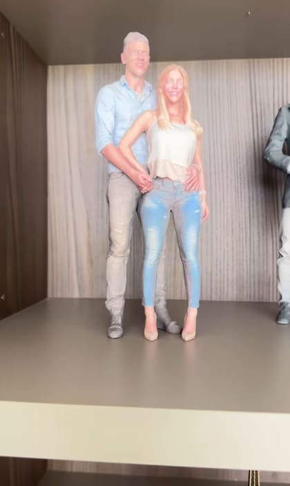 Evangelina Anderson sorprendió con una estatua personalizada junto a Demichelis (Captura: Instagram @evangelinaanderson)