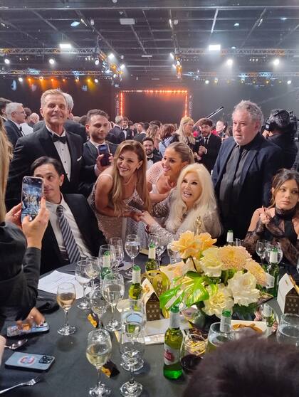 Evangelina Anderson y Barbie Simons corrieron sacarse una foto con Susana Giménez