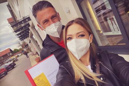 Evangelina Anderson y Martín Demichelis después de vacunarse con la dosis de Pfizer en Alemania