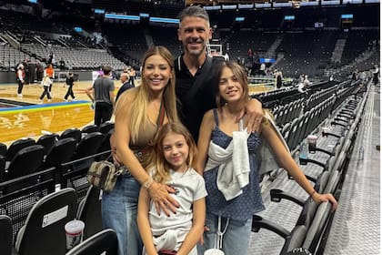 Evangelina Anderson y Martín Demichelis, junto a sus hijas Lola y Emma