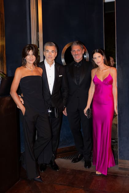 Evangelina Bomparola (con pantalón y top de su propia marca) y su marido, Juan Pons, posaron con el Public Relations Leo Mateu y su novia, Cecilia González, con un vestido lencero en fucsia.