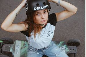 Evangelina González lleva recorridos cientos de destinos a bordo de su longboard eléctrico