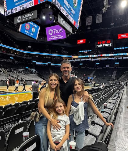 Evangelina junto a su expareja y sus dos hijas (Fuente: Instagram/@evangelinaanderson)