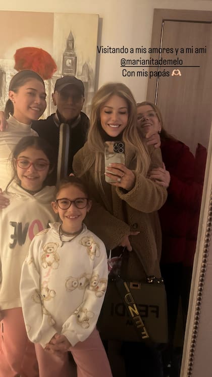Evangelina lució su cambio de look por la calle y aprovechó para salir de paseo con sus padres