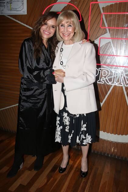 Evangelina, orgullosa del trabajo de su hija sobre el escenario, posó junto a ella para las cámaras