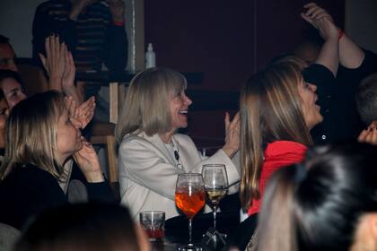 Evangelina Salazar fue a ver a su hija Julieta Ortega en la obra Sex y, pese a itir que le costó sentirse cómoda en un principio, luego se mostró animada y divertida