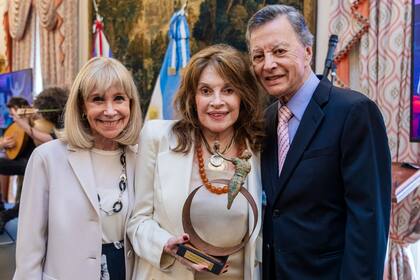 Evangelina Salazar y Palito Ortega acompañaron a Leonor Benedetto en la tarde de su premiación