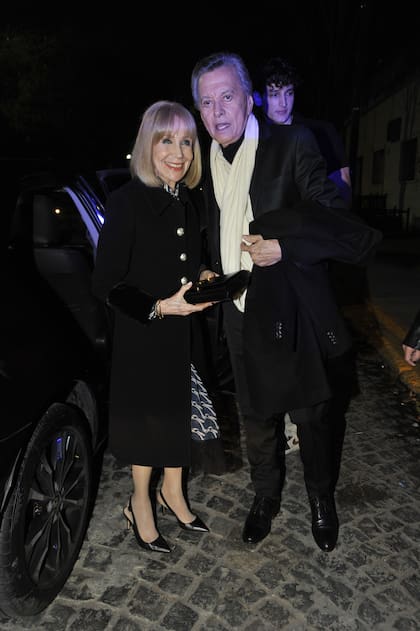 Evangelina Salazar y Palito Ortega, orgullosos de su hijo Sebastián, compartieron la velada con todo el equipo de En el barro