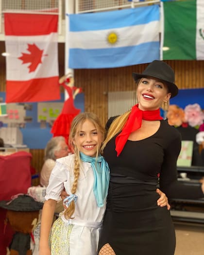 Evangelina y Lola disfrutaron de un evento escolar y posaron junto a la bandera argentina (Foto: Instagram /
evangelinaanderson)