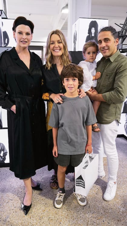 Evangelista junto a Ortega y la familia de la presidenta de Inditex: su  marido, Carlos Torretta, y sus hijos Amancio y Matilda. 