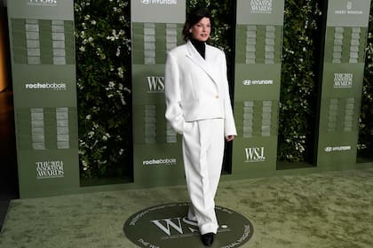 Evangelista lució un traje oversize en blanco sobre polerón negro y zapatos a tono