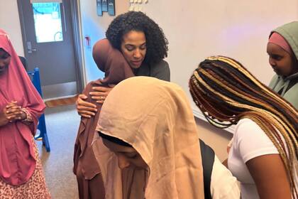 Evans denunció presiones para frenar la diversidad y se opuso al intento de eliminar la ciudadanía por nacimiento