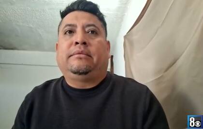 Evaristo Vega dijo estar haciendo todo lo posible para reunirse con su esposa e hijas. Foto: 8 News Now