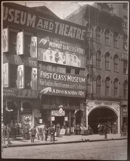 Evatima Tardo, como Harry Houdini, se presentaba en museos de diez centavos, que era la tarifa de la entrada. Eran lugares de entretenimiento para la clase obrera populares en el siglo XIX y principios del XX en EE.UU.