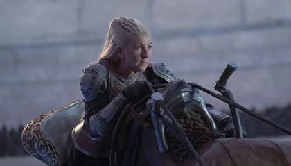 Eve Best como Rhaenys sobre su dragón, en la escena de la coronación del anteúltimo episodio de esta primera temporada