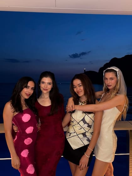 Eve compartió un carrusel de imágenes con su frase “what a weekend with my favorite girls”: apariciones en un vehículo rosa descapotable, momentos en yate, paseos grupales y una foto de una bandeja de fruta con la leyenda “Cheers to love”.