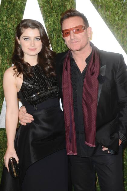 Eve Hewson con su padre, Bono, en el after party organizado por la revista Vanity Fair tras la entrega de los premios Oscar de 2013.