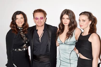 Eve junto a su madre Alison, su padre Bono y su hermana mayor Jordan (licenciada en Ciencias Políticas), durante un evento en NeueHouse Hollywood, Los Ángeles, en 2016