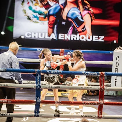 Evelin Bermúdez ataca y la mexicana Tania Enríquez defiende, en el ring del Luna Park; la argentina reconquistó los títulos minimosca de la OMB y la FIB