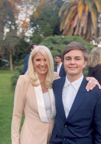 Evelyn con
su nieto, Santiago
Diez Reutemann, hijo
de Fernando Diez y
Cora Reutemann.