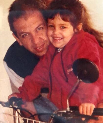 Evelyn en su infancia junto a su papá.