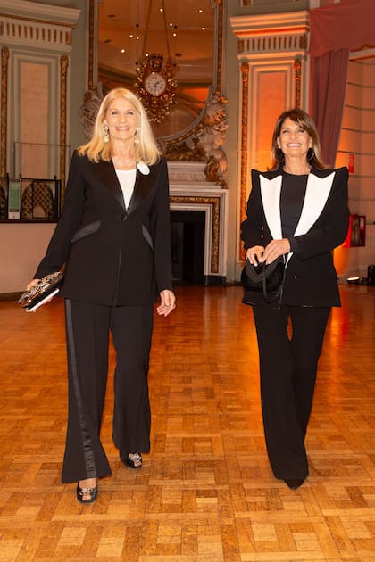 Evelyn Scheidl lució un smoking de la colección Ramírez de Negro, de Pablo Ramírez, mientras que la conductora del evento, Teresa Calandra, llevó un conjunto del diseñador sevillano Roberto Diz.