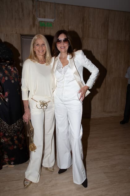 Evelyn Scheidl y Andrea Figerio llegaron juntas y coincidieron en el color de sus outfits: total white.